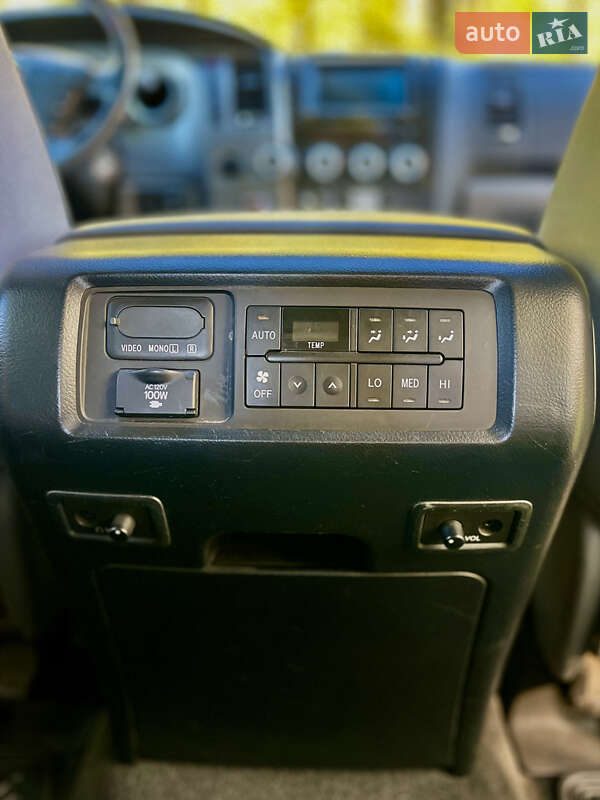 Внедорожник / Кроссовер Toyota Sequoia 2012 в Прилуках