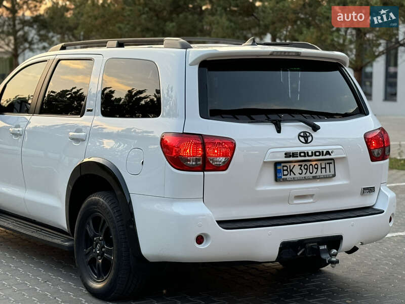 Позашляховик / Кросовер Toyota Sequoia 2017 в Рівному