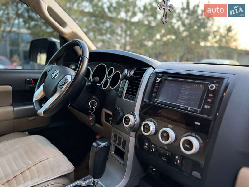 Позашляховик / Кросовер Toyota Sequoia 2017 в Рівному