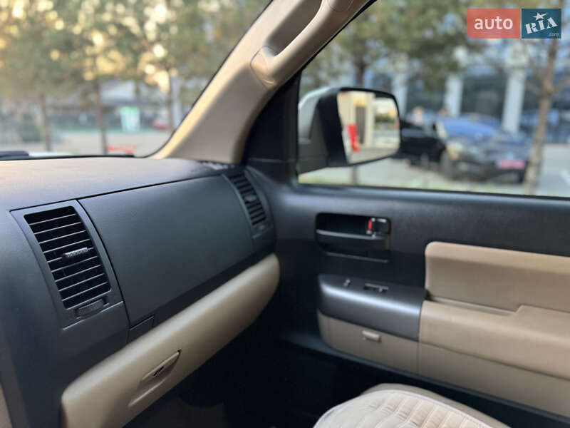 Позашляховик / Кросовер Toyota Sequoia 2017 в Рівному