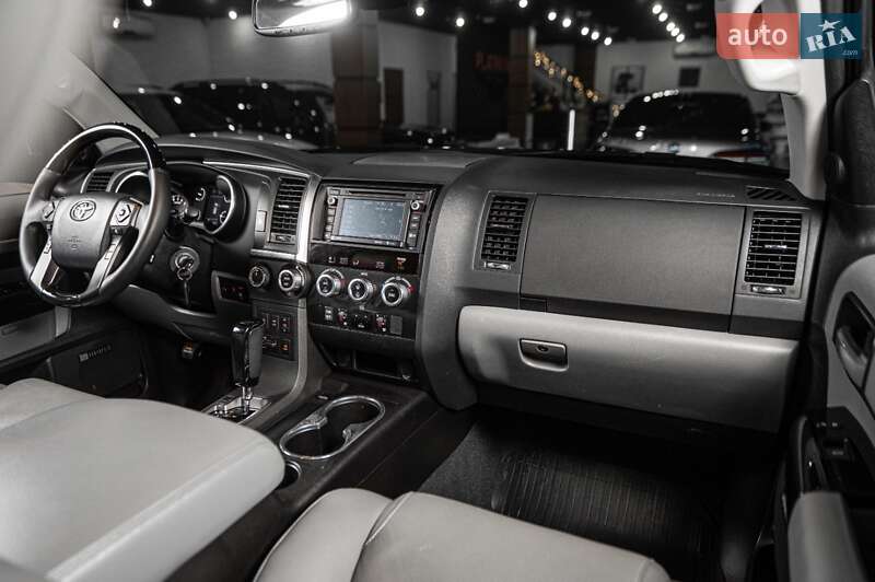 Позашляховик / Кросовер Toyota Sequoia 2018 в Одесі