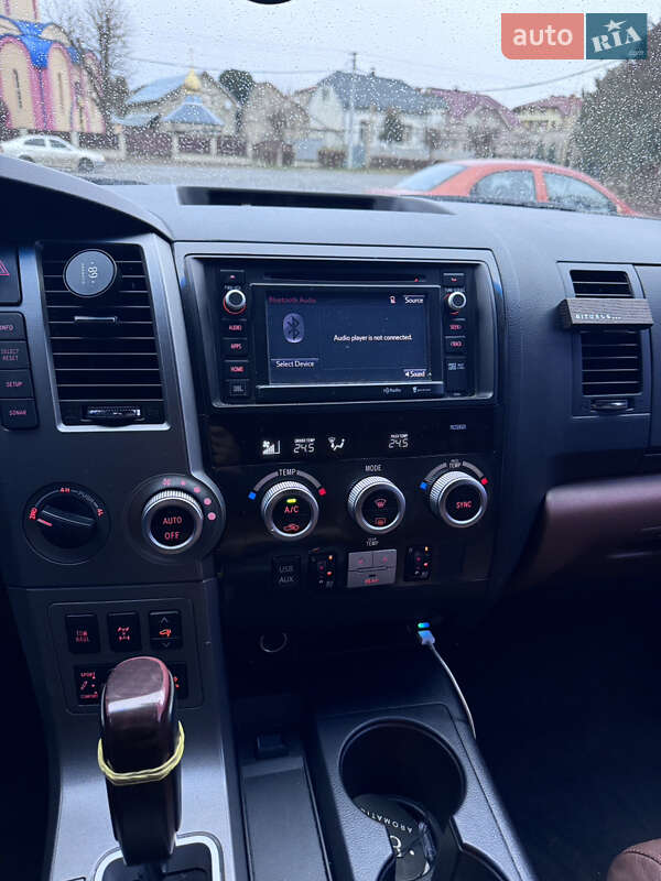 Позашляховик / Кросовер Toyota Sequoia 2015 в Ужгороді