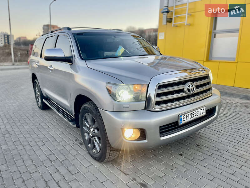 Внедорожник / Кроссовер Toyota Sequoia 2010 в Ровно