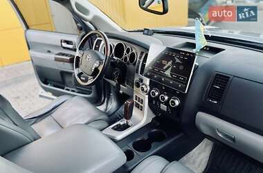 Внедорожник / Кроссовер Toyota Sequoia 2010 в Ровно