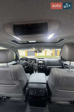 Внедорожник / Кроссовер Toyota Sequoia 2010 в 