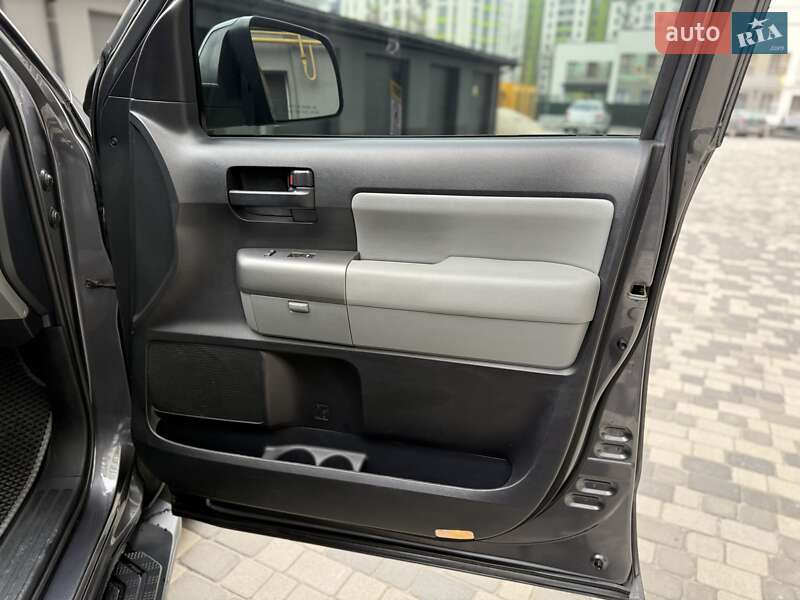 Внедорожник / Кроссовер Toyota Sequoia 2015 в Ивано-Франковске