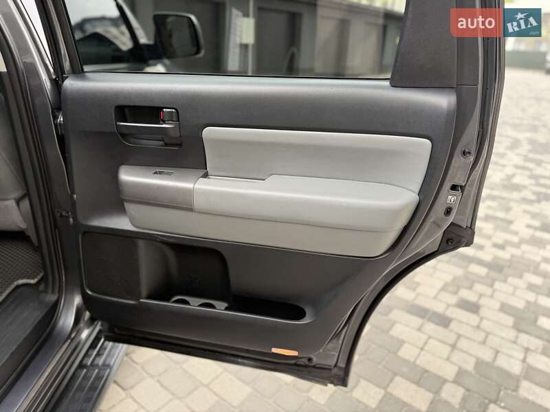 Внедорожник / Кроссовер Toyota Sequoia 2015 в Ивано-Франковске
