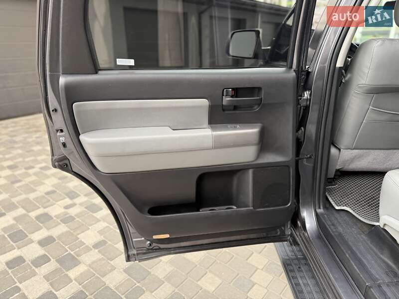 Внедорожник / Кроссовер Toyota Sequoia 2015 в Ивано-Франковске