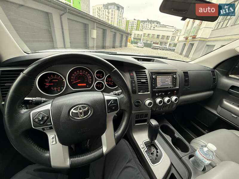 Внедорожник / Кроссовер Toyota Sequoia 2015 в Ивано-Франковске