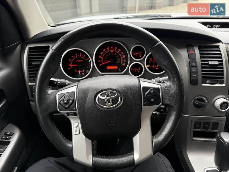 Внедорожник / Кроссовер Toyota Sequoia 2015 в Ивано-Франковске