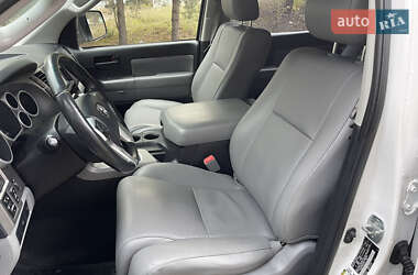 Позашляховик / Кросовер Toyota Sequoia 2014 в 