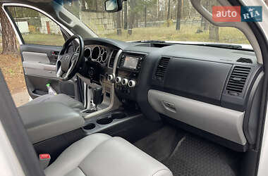 Позашляховик / Кросовер Toyota Sequoia 2014 в 