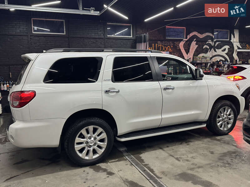 Позашляховик / Кросовер Toyota Sequoia 2013 в Києві