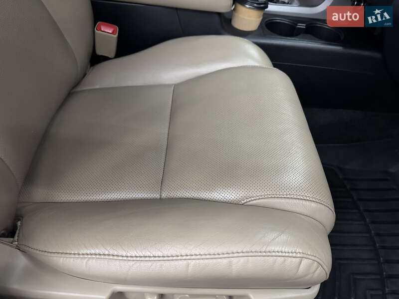 Позашляховик / Кросовер Toyota Sequoia 2013 в Києві