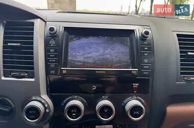 Позашляховик / Кросовер Toyota Sequoia 2011 в 