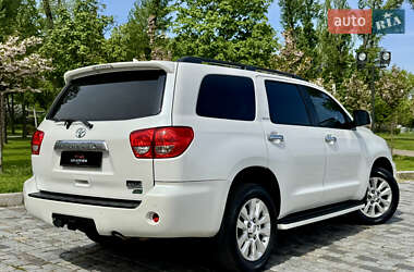 Позашляховик / Кросовер Toyota Sequoia 2011 в 