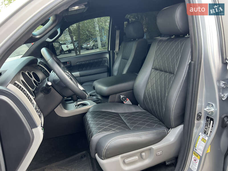 Позашляховик / Кросовер Toyota Sequoia 2015 в Дніпрі