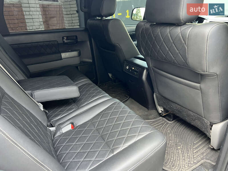 Позашляховик / Кросовер Toyota Sequoia 2015 в Дніпрі