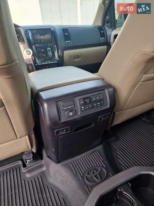 Внедорожник / Кроссовер Toyota Sequoia 2015 в Черновцах