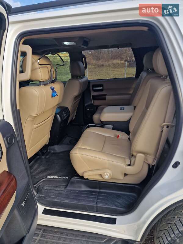 Внедорожник / Кроссовер Toyota Sequoia 2015 в Черновцах