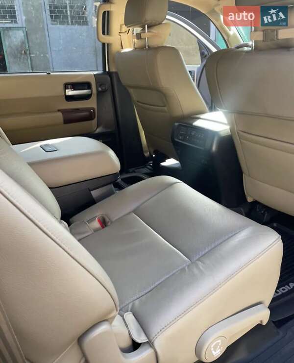 Внедорожник / Кроссовер Toyota Sequoia 2015 в Черновцах