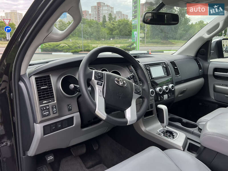 Внедорожник / Кроссовер Toyota Sequoia 2015 в Киеве