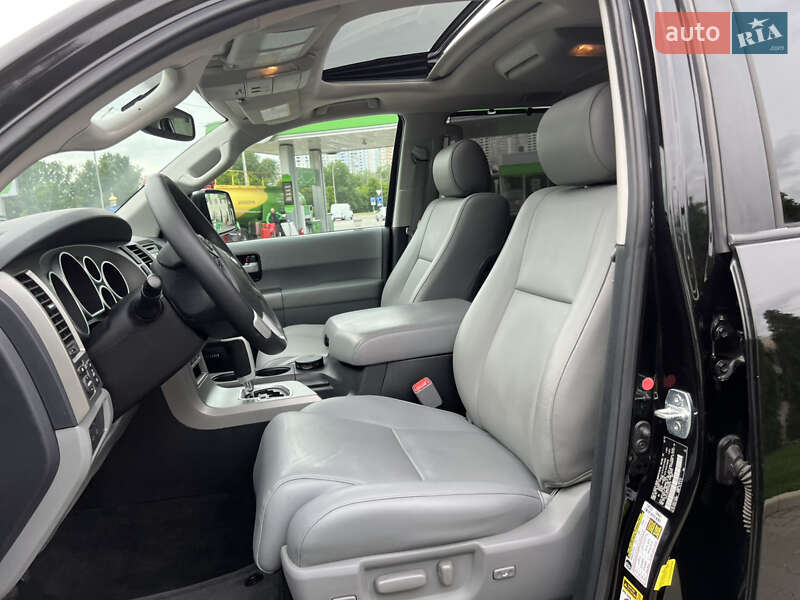 Внедорожник / Кроссовер Toyota Sequoia 2015 в Киеве