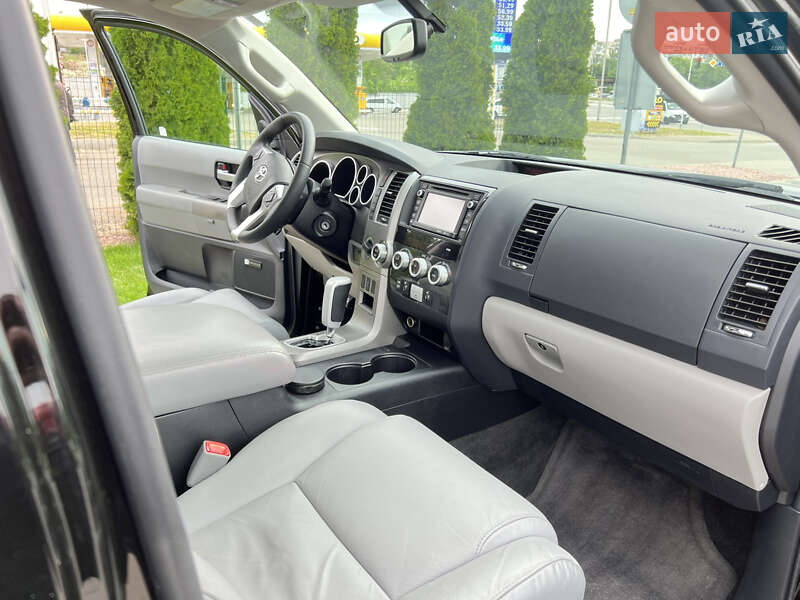 Внедорожник / Кроссовер Toyota Sequoia 2015 в Киеве