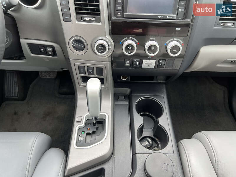 Внедорожник / Кроссовер Toyota Sequoia 2015 в Киеве