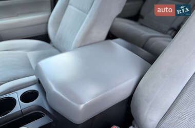 Внедорожник / Кроссовер Toyota Sequoia 2015 в 