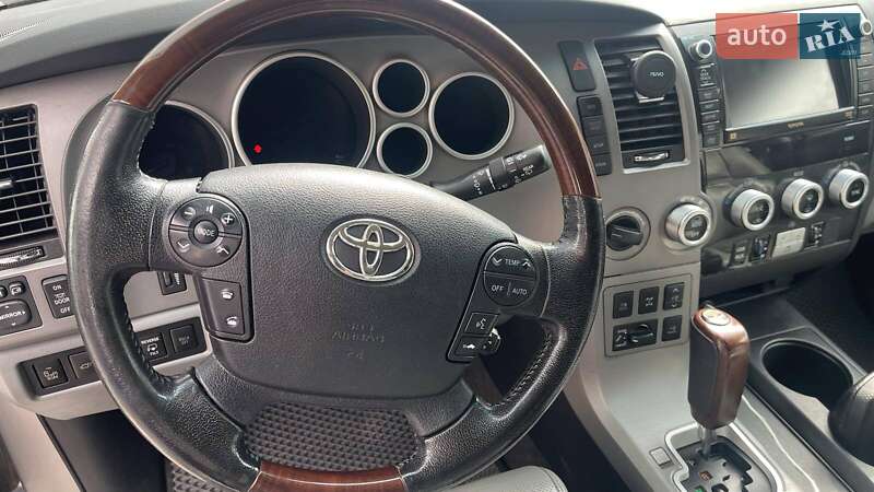 Внедорожник / Кроссовер Toyota Sequoia 2011 в Киеве