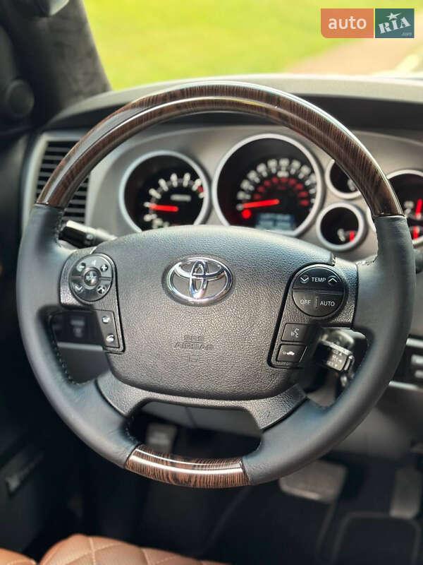 Позашляховик / Кросовер Toyota Sequoia 2010 в Києві