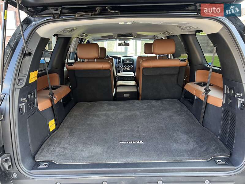 Внедорожник / Кроссовер Toyota Sequoia 2011 в Киеве