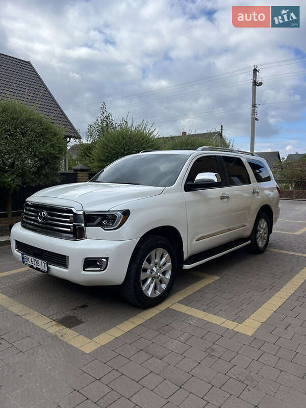 Позашляховик / Кросовер Toyota Sequoia 2018 в Володимирці