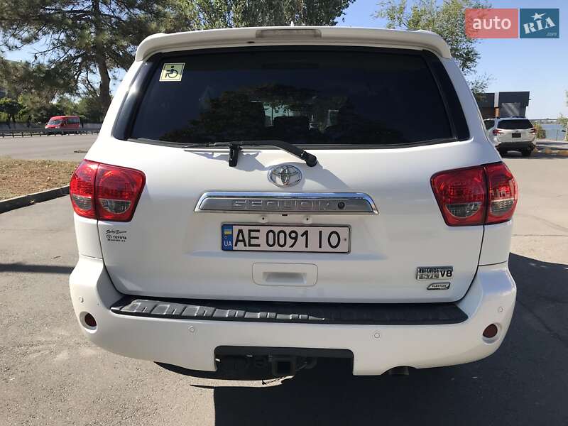 Внедорожник / Кроссовер Toyota Sequoia 2013 в Днепре