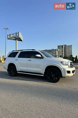 Внедорожник / Кроссовер Toyota Sequoia 2013 в 