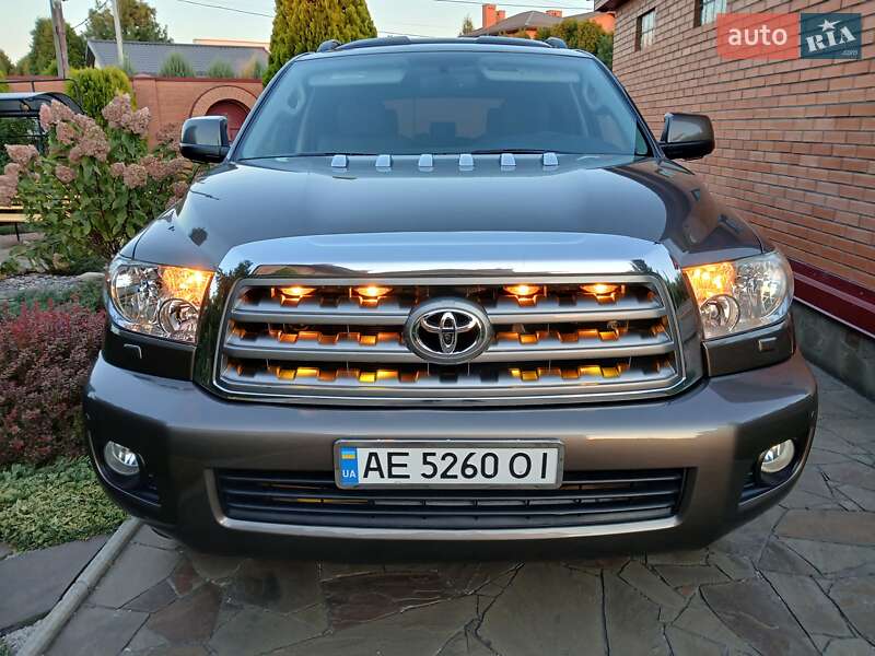 Внедорожник / Кроссовер Toyota Sequoia 2016 в Днепре