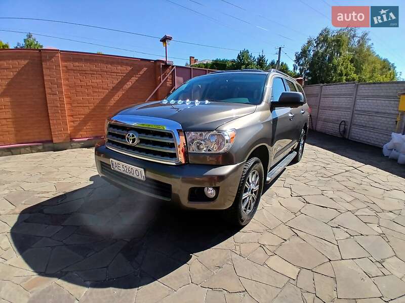 Внедорожник / Кроссовер Toyota Sequoia 2016 в Днепре