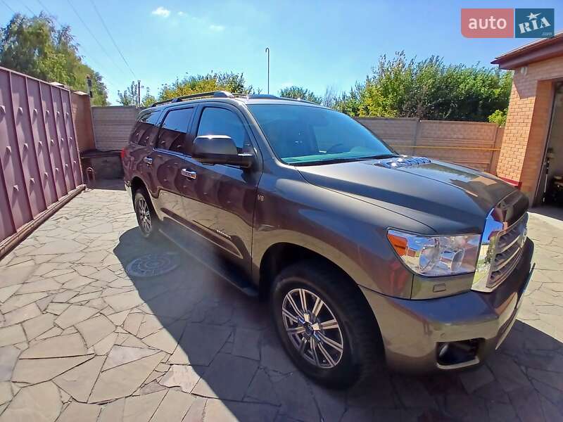 Внедорожник / Кроссовер Toyota Sequoia 2016 в Днепре
