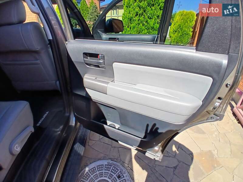 Внедорожник / Кроссовер Toyota Sequoia 2016 в Днепре