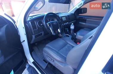 Внедорожник / Кроссовер Toyota Sequoia 2017 в 