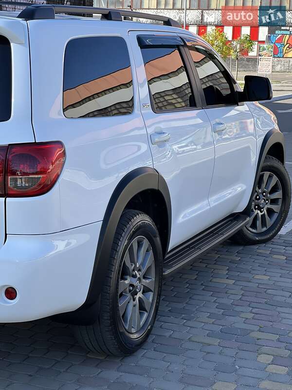 Внедорожник / Кроссовер Toyota Sequoia 2013 в Луцке