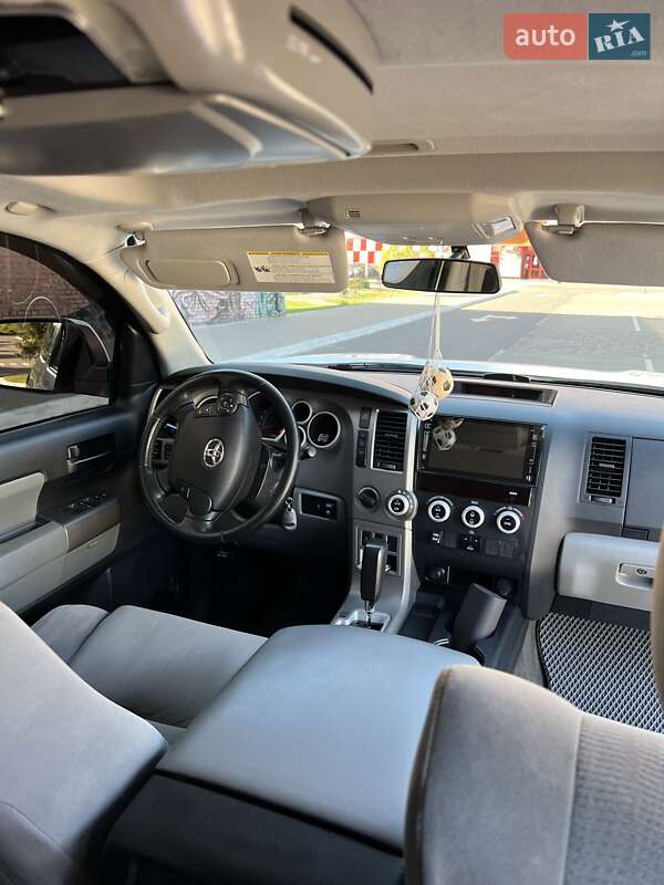 Внедорожник / Кроссовер Toyota Sequoia 2013 в Луцке