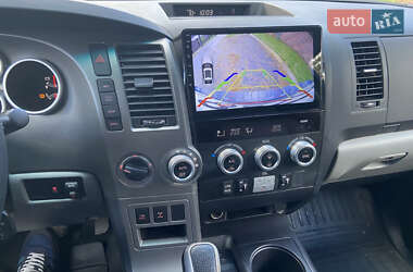 Внедорожник / Кроссовер Toyota Sequoia 2014 в 
