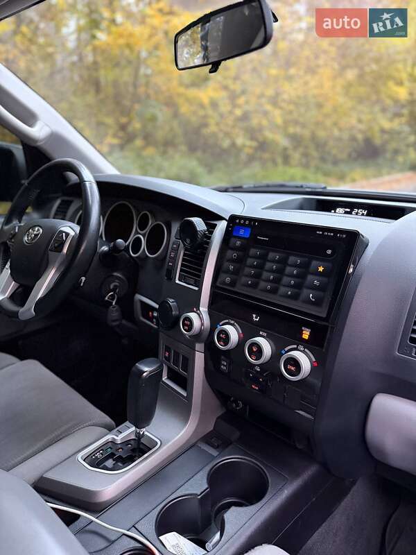 Позашляховик / Кросовер Toyota Sequoia 2017 в Києві