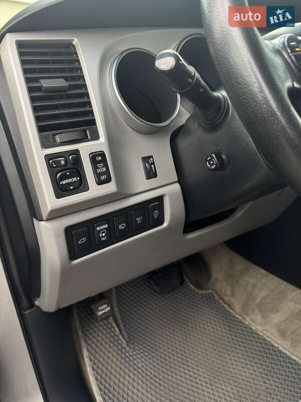 Внедорожник / Кроссовер Toyota Sequoia 2008 в Кривом Роге