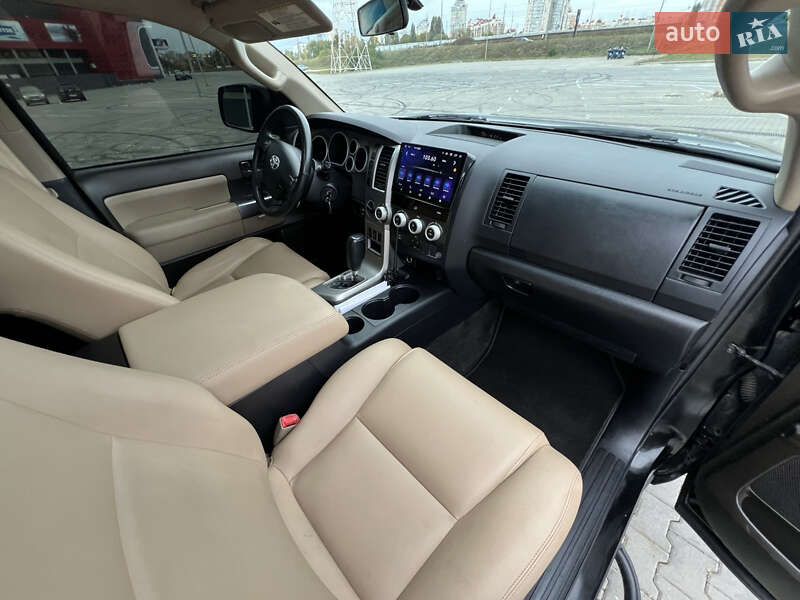 Внедорожник / Кроссовер Toyota Sequoia 2013 в Киеве