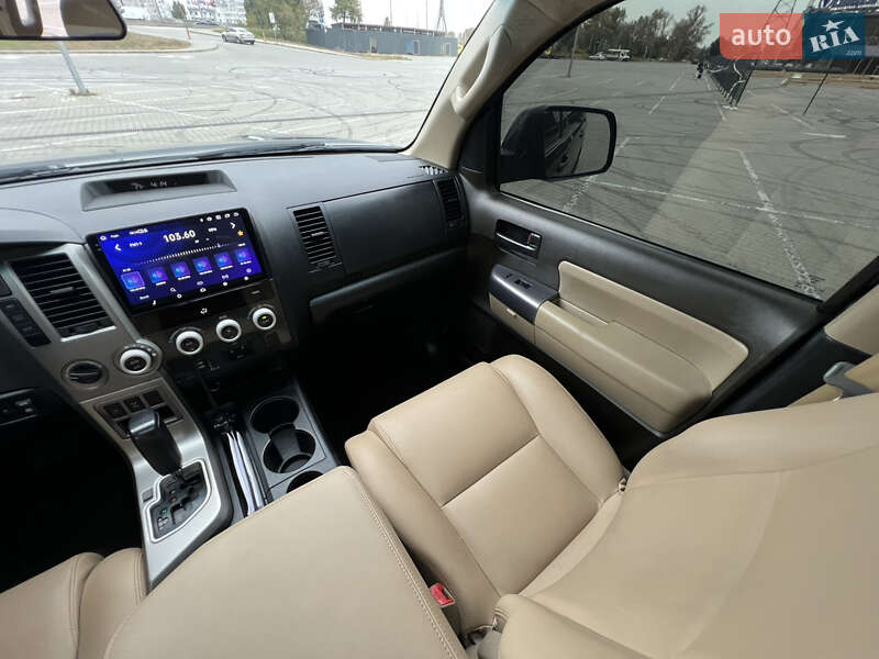 Внедорожник / Кроссовер Toyota Sequoia 2013 в Киеве