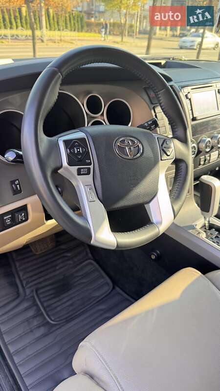 Внедорожник / Кроссовер Toyota Sequoia 2016 в Киеве