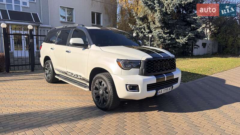 Внедорожник / Кроссовер Toyota Sequoia 2016 в Киеве